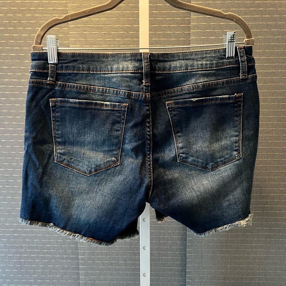 STS Blue Aubrey Mid Rise Frayed Hem Boyfriend Short - Picture 2 of 8